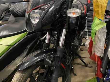 2021 Bajaj Pulsar 180, чёрный, 130000 рублей, вид 2