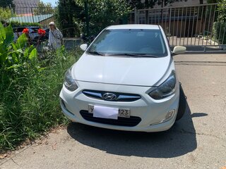 2012 Hyundai Solaris I, белый, 700000 рублей, вид 4
