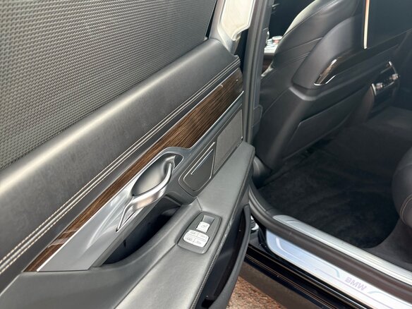 2017 BMW 7 серии Long 750Li xDrive VI (G11/G12), чёрный, 3800000 рублей - вид 30