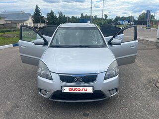 2010 Kia Rio II Рестайлинг, серебристый, 600000 рублей, вид 3