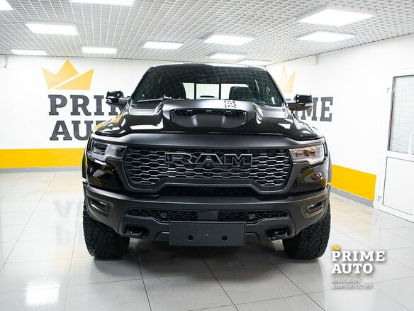 2025 Ram 1500 RHO V Рестайлинг, чёрный - вид 2