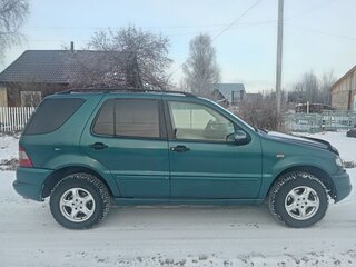1998 Mercedes-Benz M-Класс 320 I (W163), зелёный, 500000 рублей, вид 2