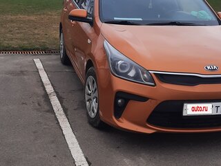 2018 Kia Rio IV, оранжевый, 900000 рублей, вид 4