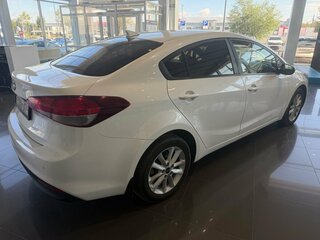2018 Kia Cerato III Рестайлинг (Classic), белый, 1689000 рублей, вид 5