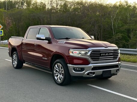 2023 Ram 1500 Crew Cab V, пурпурный, 8321000 рублей, вид 1