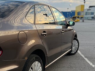 2015 Volkswagen Polo V Рестайлинг, коричневый, 900000 рублей, вид 4