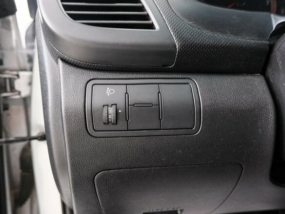 2014 Hyundai Solaris I Рестайлинг, серебристый, 1049000 рублей - вид 17