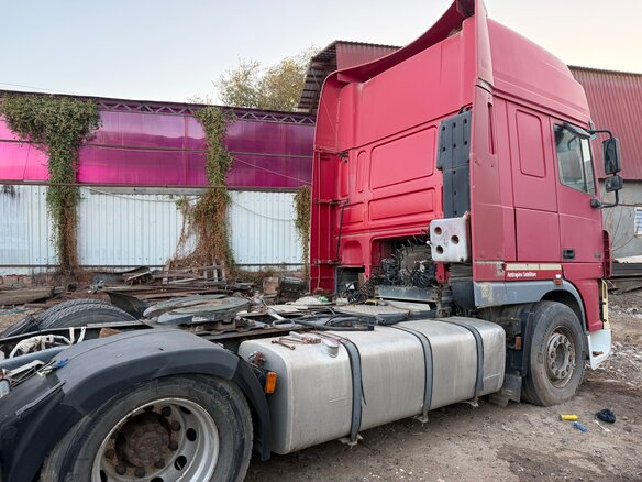 2004 DAF XF, красный, 1400000 рублей - вид 1