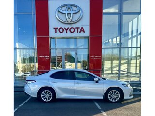 2021 Toyota Camry VIII (XV70) Рестайлинг, белый, 3080000 рублей, вид 4