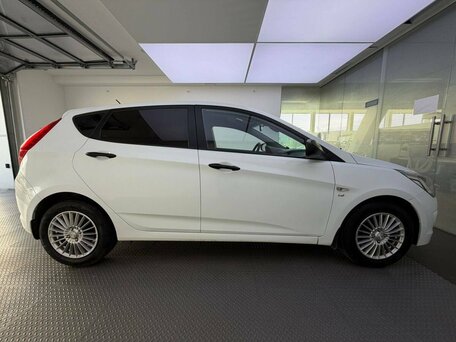 2015 Hyundai Solaris I Рестайлинг, белый, 919000 рублей, вид 4