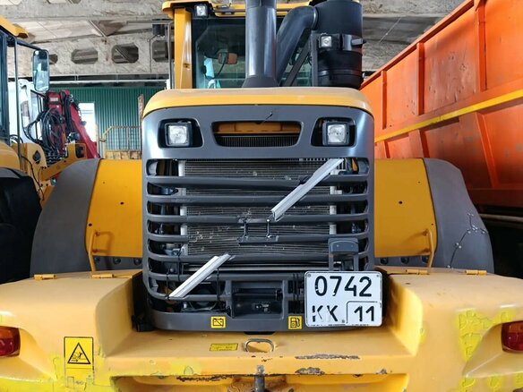2017 Volvo L120, золотистый, 7500000 рублей - вид 4