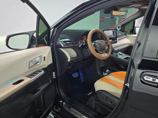 2024 Toyota Sienna IV, чёрный, 8293764 рублей, вид 4