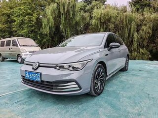 2023 Volkswagen Golf VIII, серебристый, 1520777 рублей, вид 3