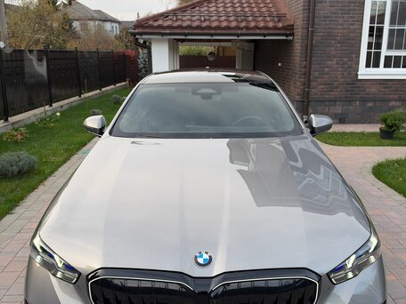 2026 BMW 5 серии 520d xDrive VIII (G60/G61/G68), серый, 9400000 рублей, вид 2