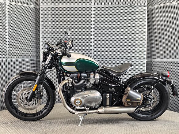 2017 Triumph Bonneville Bobber, зелёный, 1117000 рублей - вид 4