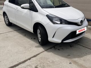 2015 Toyota Vitz III (XP130) Рестайлинг, белый, 800000 рублей, вид 2