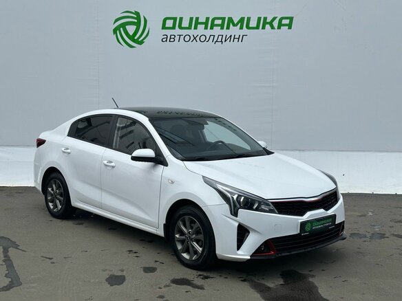 2021 Kia Rio IV Рестайлинг, белый - вид 2