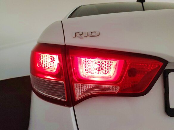 2017 Kia Rio III Рестайлинг, белый, 1000000 рублей - вид 21