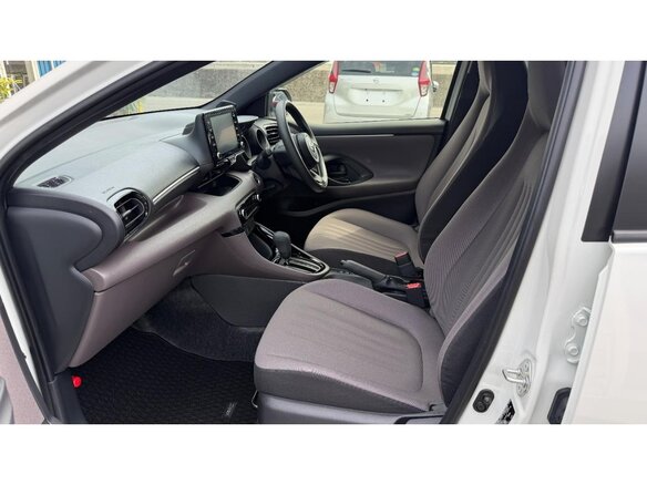 2022 Toyota Yaris IV, белый, 1061000 рублей - вид 28