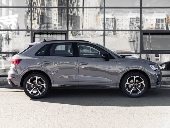 2026 Audi Q3 35 TFSI II (F3), серый, 3877000 рублей - вид 4