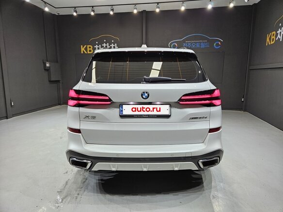 2024 BMW X5 30d IV (G05/G18) Рестайлинг, белый - вид 3