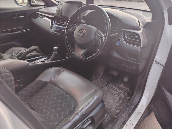 2019 Toyota C-HR I Рестайлинг, белый, 2200000 рублей - вид 2