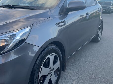2015 Kia Rio III Рестайлинг, серый, 700000 рублей, вид 3