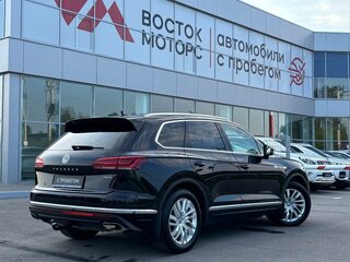 2018 Volkswagen Touareg III, чёрный, 3490000 рублей, вид 4