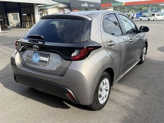 2022 Toyota Yaris IV, серебристый, 1000004 рублей, вид 5