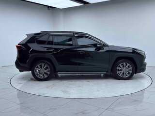 2025 Toyota RAV4 V (XA50), чёрный, 4470700 рублей, вид 4