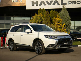 2020 Mitsubishi Outlander III Рестайлинг 3, белый, 2678000 рублей, вид 2