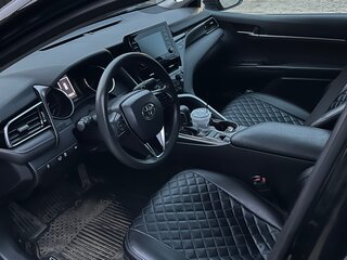 2022 Toyota Camry VIII (XV70) Рестайлинг, чёрный, 2500000 рублей, вид 5