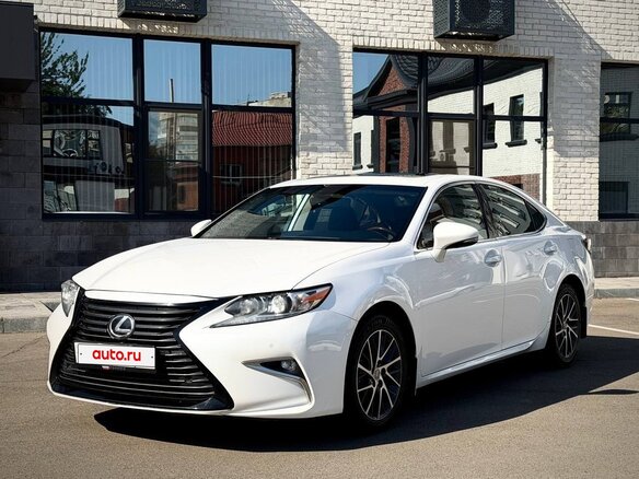 2016 Lexus ES 250 VI Рестайлинг, белый, 2490000 рублей