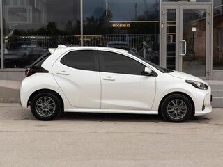2020 Toyota Yaris IV, белый, 1105000 рублей, вид 4