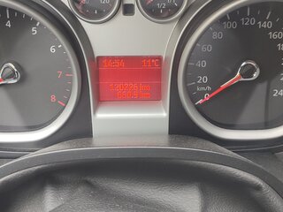 2010 Ford Focus II Рестайлинг, белый, 1000000 рублей, вид 4