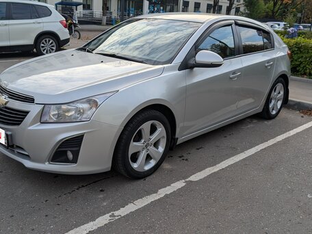 2013 Chevrolet Cruze I Рестайлинг, серебристый, 900000 рублей, вид 1