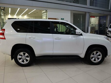 2015 Toyota Land Cruiser Prado 150 Series Рестайлинг 1, белый, 2350000 рублей, вид 4