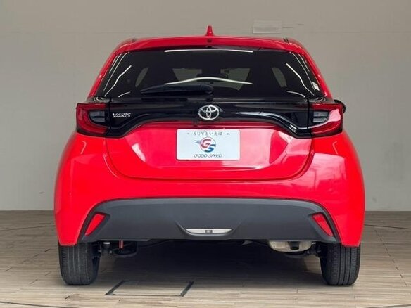 2022 Toyota Yaris IV, красный, 1014000 рублей - вид 9
