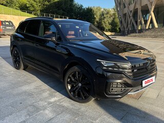 2018 Volkswagen Touareg III, чёрный, 6000000 рублей, вид 3