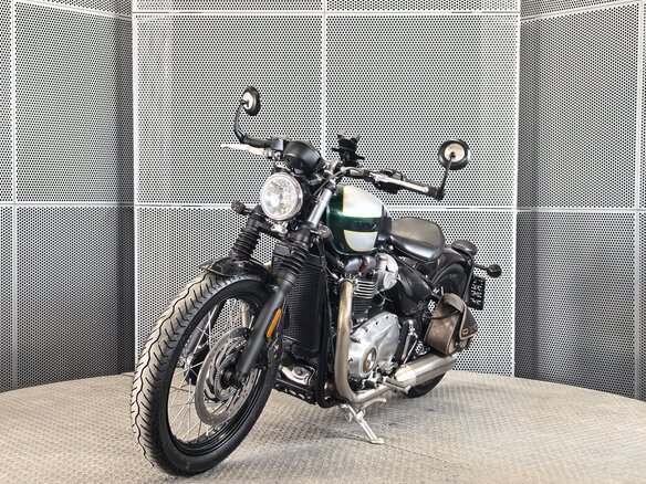 2017 Triumph Bonneville Bobber, зелёный, 1117000 рублей - вид 3