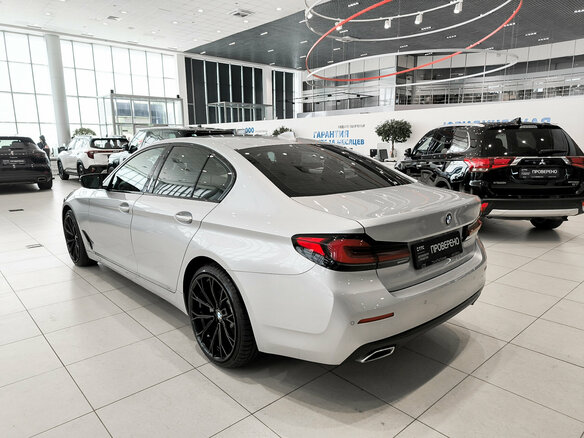 2021 BMW 5 серии 520d xDrive VII (G30/G31/G38) Рестайлинг, серебристый, 4050000 рублей - вид 6