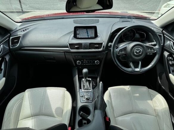 2017 Mazda Axela III Рестайлинг, красный, 980000 рублей - вид 8