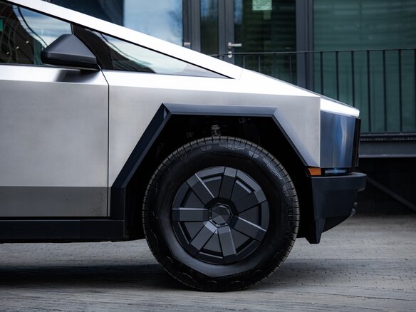 2026 Tesla Cybertruck Cyberbeast, серебристый - вид 13