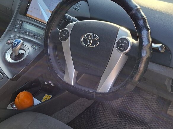 2011 Toyota Prius III Рестайлинг (XW30), серебристый, 1150000 рублей - вид 9