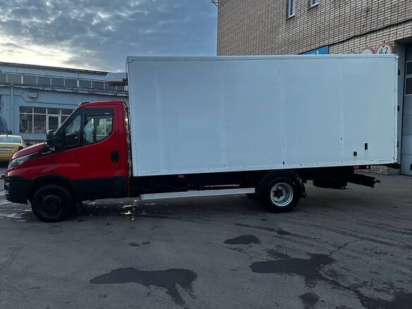 2017 Iveco Daily, красный, 1875000 рублей - вид 2
