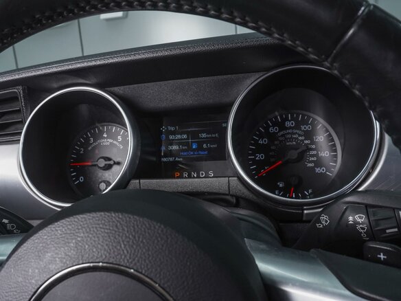 2019 Ford Mustang VI Рестайлинг, белый - вид 23