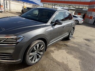2019 Volkswagen Touareg III, серый, 4800000 рублей, вид 4