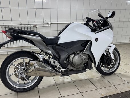 2010 Honda VFR 1200, белый, 730000 рублей, вид 3