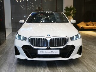 2026 BMW 5 серии 530i xDrive VIII (G60/G61/G68), белый, 9820000 рублей, вид 3