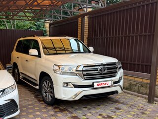 2017 Toyota Land Cruiser 200 Series Рестайлинг 2, белый, 6900000 рублей, вид 2